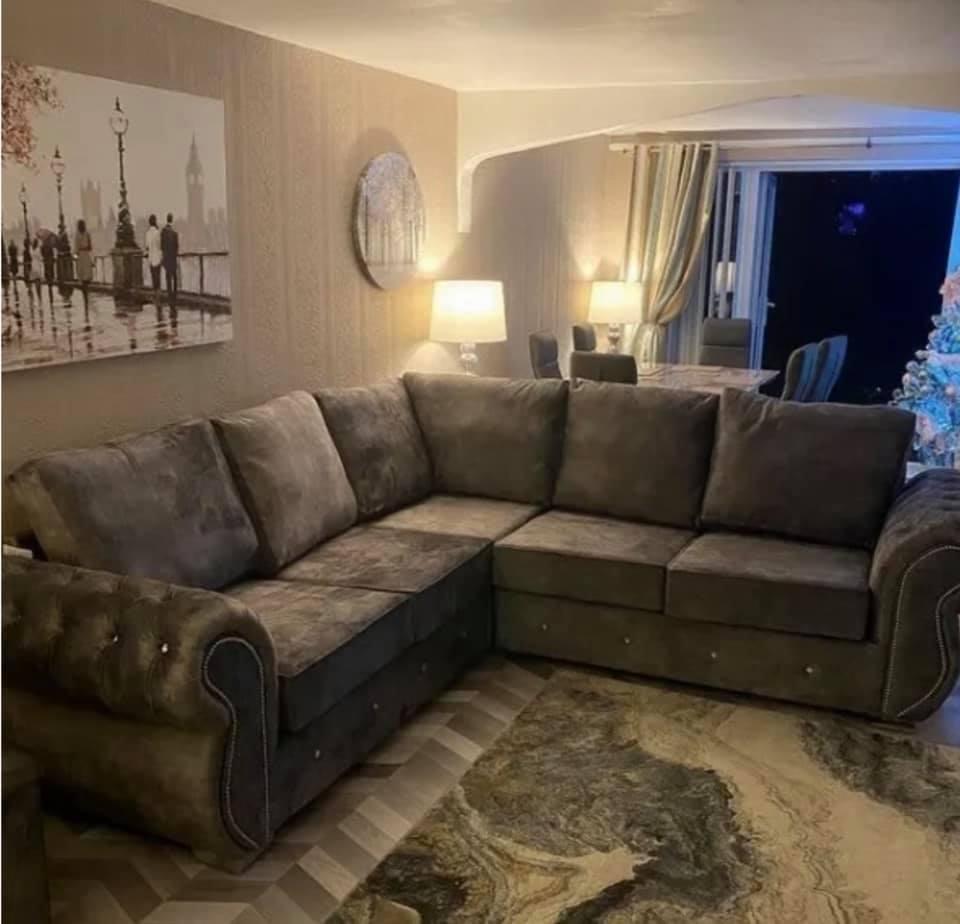 Chesterfield plush best sale velvet sofa